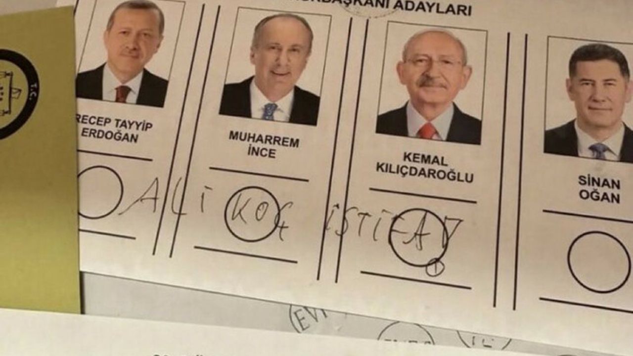 Fenerbahçe taraftarı, oy pusulasına 'Ali Koç istifa' yazdı