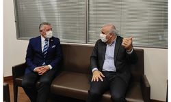 Mecliste buluştular sosyal medyada jestleştiler
