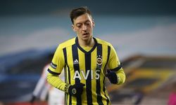 Mesut Özil bastonla yürüdü