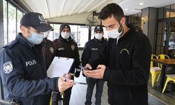 Skandal görüntüler! Küçük kızı tokatlayıp ayağını yıkattı