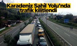 Çöp kamyonu kaza yaptı; Karadeniz Sahil Yolu kilitlendi