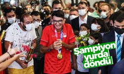 Şampiyon Mete Gazoz yurda döndü