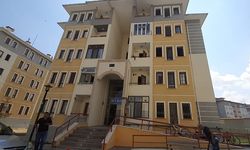 Anne ve 2 yaşındaki kızının 4. kattan atladığı yangınla ilgili site yönetimi müteahhidi suçladı