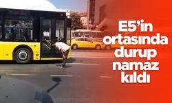 İstanbul'da garip olay - E5'in ortasında durup namaz kıldı