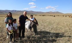 Ordu Büyükşehir Belediye Başkanı Güler, Bayburt’ta tırpan sallayıp, halaya katıldı