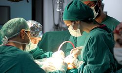 Trabzon'da iki yaşındaki çocuğa biyonik kulak takıldı