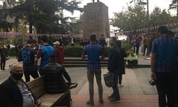 Trabzonsporlu taraftarlar Fenerbahçe maçı öncesi Meydan çevresinde toplandı