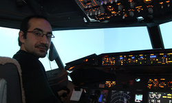 Trabzonlu Alihan hayalini kurduğu uçağın kokpitini evinde yaptı