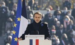 Macron, Fransız bayrağının rengini değiştirdi