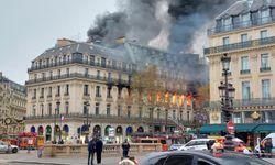 Paris'te tarihi binada korkutan yangın