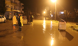 Edirne'de sel felaketi: Araçlar mahsur kaldı; bahçeler suya gömüldü