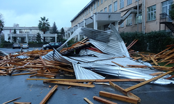 Trabzon'daki fırtınada KTÜ Farabi Hastanesi'nin çatısı böyle uçtu
