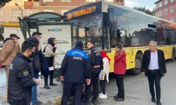 İETT otobüsü durağa çarptı: Yaralılar var