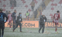 Sivasspor-Trabzonspor maçında yoğun kar yağışı