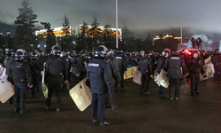 Kazakistan'da akaryakıt zammı halkı sokağa döktü; hükümet istifa etti