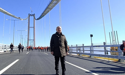 Ulaştırma ve Altyapı Bakanı Adil Karaismailoğlu, 1915 Çanakkale Köprüsünü yürüyerek geçti