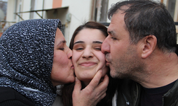 Harkov’da mahsur kalan Türk öğrenci Merve ailesine kavuştu, annesi sevinç gözyaşlarına boğuldu