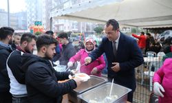 Osman Nuri Ekim hemşerileriyle aynı sofrayı paylaşıyor, birlikte oruç açıyor