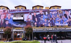 Trabzonspor taraftarları dev afişle şampiyonluğu resmetti
