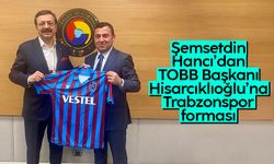 Trabzonspor yöneticisi Şemsetdin Hancı'dan Rıfat Hisarcıklıoğlu'na forma hediyesi