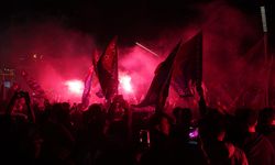 Trabzonsporlu taraftarların Taksim'de şampiyonluk coşkusu