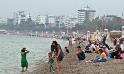 Antalya, Konyaaltı plajında bayram tatili yoğunluğu