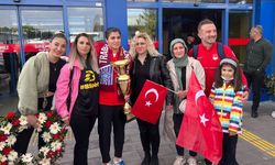 Dünya şampiyonu Busenaz Sürmeneli Trabzon'a mehteranla karşılandı