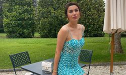Ebru Şancı mini elbisesiyle poz verdi