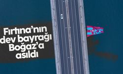 Süper Lig şampiyonu Trabzonspor'un bayrağı İstanbul Boğazı'na asıldı