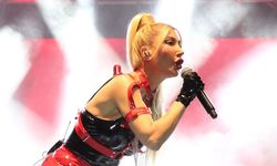 Hande Yener'in mini şortlu kombini