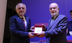 Saadet Partisi'nde Temel Karamollaoğlu'ndan Cevat Kurt'a plaket