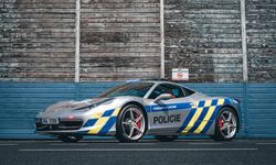 Çekya'da el konulan Ferrari polis filosuna katıldı