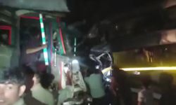 Hindistan'da kamyon otobüse çarptı: 5 ölü, 22 yaralı