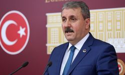 Mustafa Destici: “Milli iradeye kasteden tüm darbeleri, darbeci hainleri ve arkasındaki güçleri lanetliyorum”
