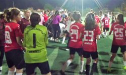 Kadın futbolcular yeşil sahayı ringe çevirdi