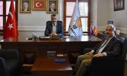 Trabzon Üniversitesi rektörü Emin Aşıkkutlu, AK Parti İl Başkanı Sezgin Mumcu'yu ziyaret etti