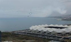 Türk Yıldızları'nın Trabzon semalarındaki gösteri uçuşu nefes kesti