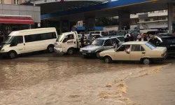 Sağanak yağış yarım saatte hayatı felç etti