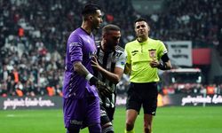 Beşiktaşlı taraftarlar Uğurcan Çakır'a yabancı madde attı