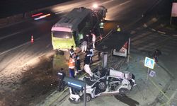 Yolcu almak için durağa yanaşan halk otobüsüne otomobil çarptı: 1 ölü, 2 yaralı