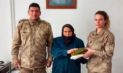 Ordulu Fatma teyze Mehmetçik için çorap ördü