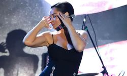 Hülya Avşar, kasık dekolteli elbise giydi