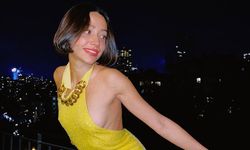 Zeynep Bastık balkonda