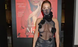 Rita Ora, partide giydiği tüy elbisesiyle büyülüyor: görenler şaşkına döndü