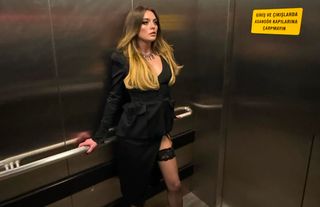 Tarzıyla dikkat çeken Melis Sezen'den asansör pozu