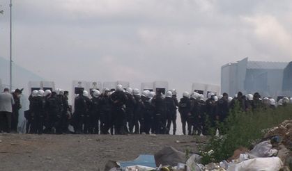 İstanbul'da kaos - Ateşe verip; polisi taşladılar...