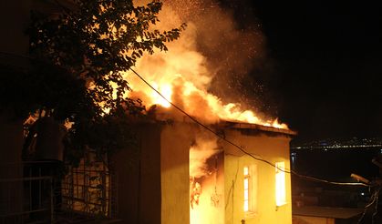 İzmir’de alevli gece: 3 katlı müstakil ev alev alev yandı