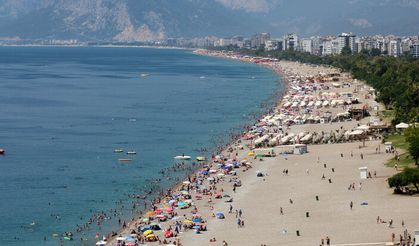 Antalya'da sahiller tıklım tıklım doldu