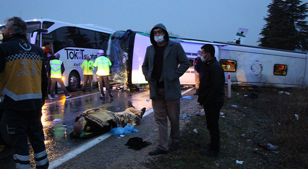 Amasya'da kayganlaşan yolda korkunç kaza: 2 ölü, 24 yaralı