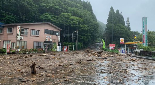 Japonya’da sel: Tren seferleri iptal edildi